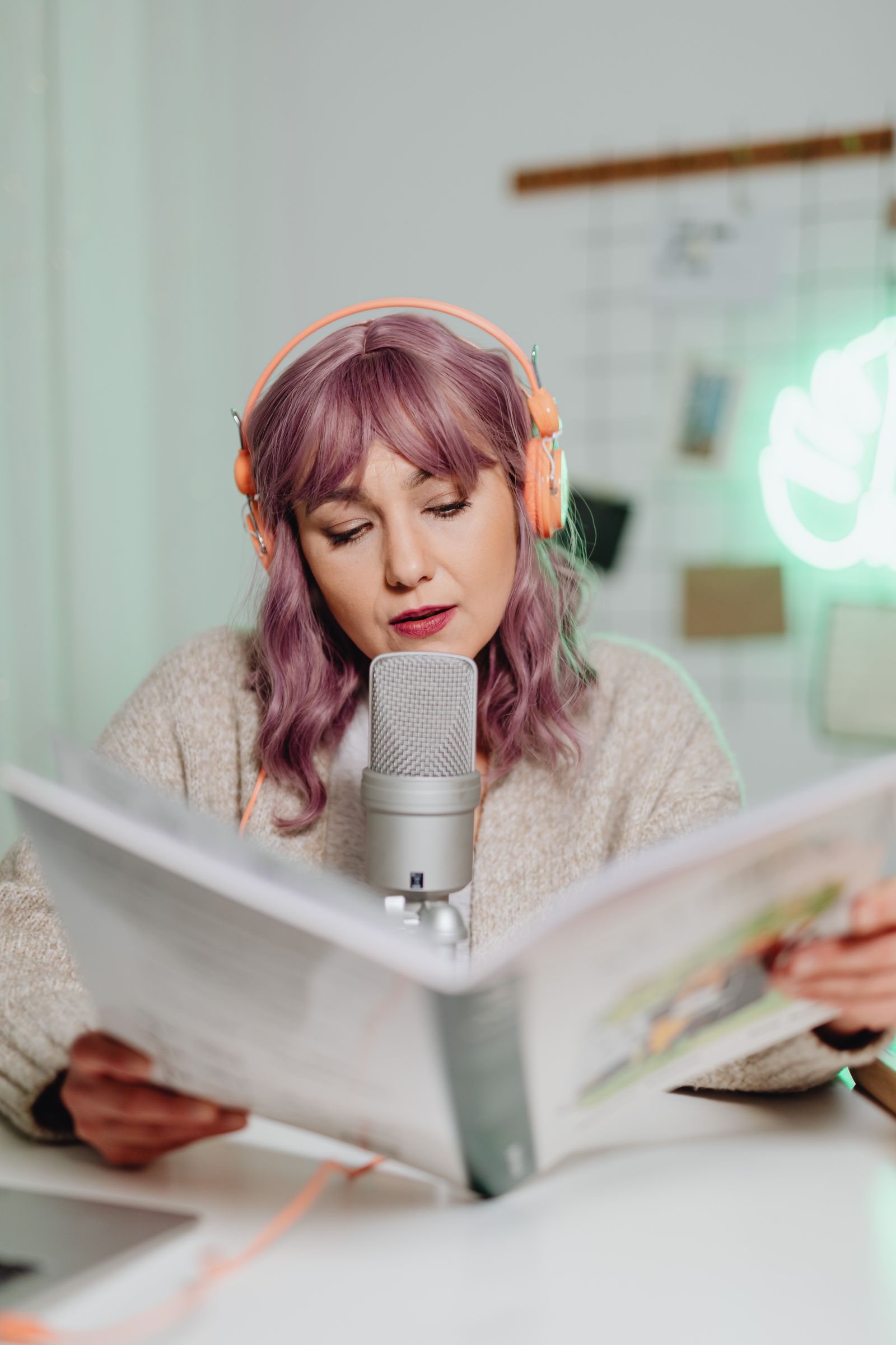 Attrezzatura del kit Two-Host Podcast Set, composta da microfono, mixer e accessori